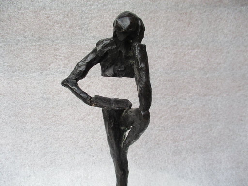 Scultura in bronzo di Klaas van den Berg: la vita impara.