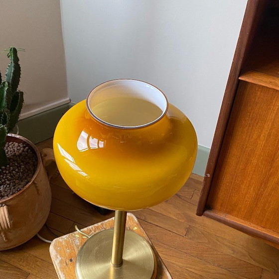 Image 1 of Grote vintage lamp van bruin en geel opaalglas en messing.