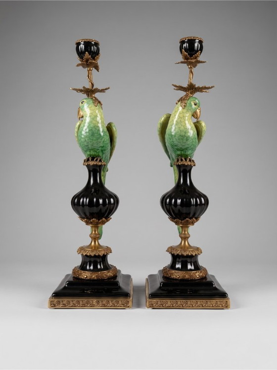Image 1 of Paar Papageienleuchter aus Porzellan und vergoldeter Bronze – Stil Ludwigs XVI. – 47 cm