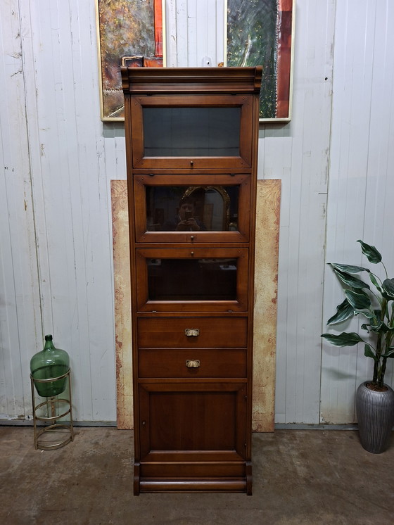 Image 1 of Bibliothèque classique, meuble mural, vitrine avec portes vitrées, dimensions : 67 x 50 cm et 227 cm de hauteur.