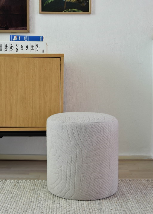 Round beige pouf in Kvadrat Apparel fabric - Ø37 cm x H40 cm