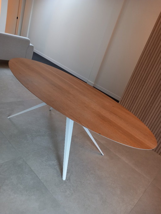 Table ovale Seuren 2,40/1,10 avec plateau en chêne massif et piètement papillon