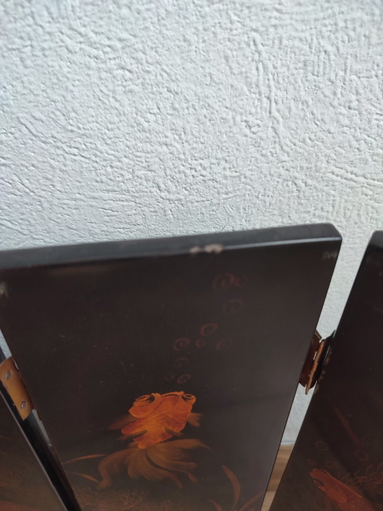 Asiatischer Raumteiler mit Tisch, schwarz lackierten Perlmuttintarsien und gemalten Koi-Karpfen auf einem (photo 8 of 15)