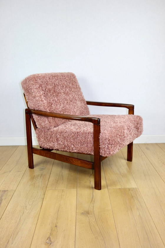 Image 1 of Fauteuil vintage en bois marron, cheveux longs roses, projet Z. Bączyk - 2 exemplaires disponibles