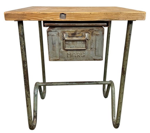 Mesa de trabajo industrial vintage, década de 1960.