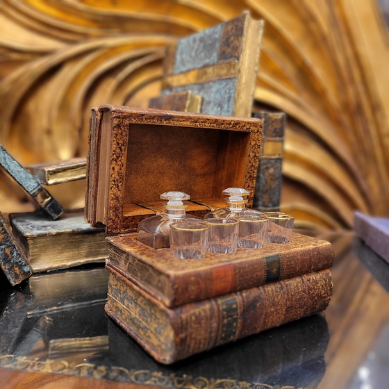 Image 1 of Decanter segreto, vetro tagliato, pelle goffrata, legno, FFS XIX - Francia