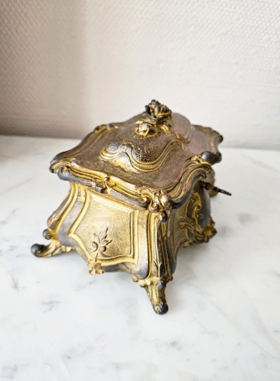 Image 1 of Zeldzame antieke geheime doos in rococo-stijl (Lodewijk XV) van verguld brons met sleutel, gewicht 858 g