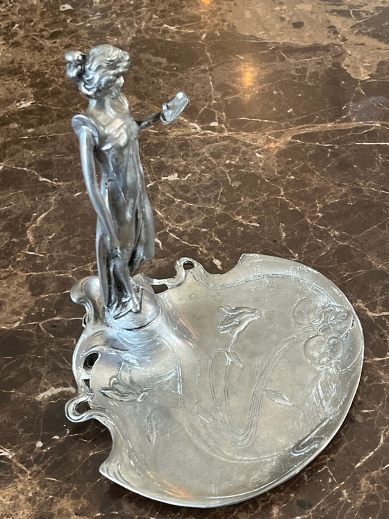 Piatto in stile Art Nouveau in stagno. – Oggetti decorativi, Metallo (photo 4 of 5)