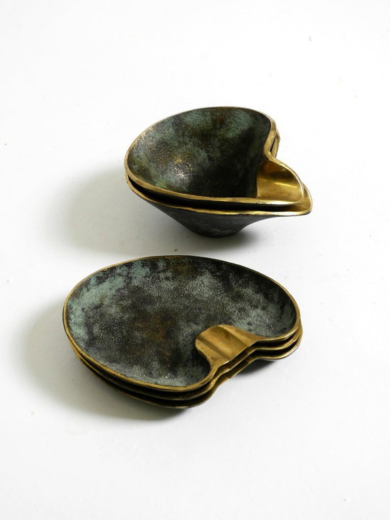 Image 1 of Bellissimi e molto rari, cinque posacenere da tavolo in ottone pesante della metà del secolo, realizzati da Carl Auböck, Austria