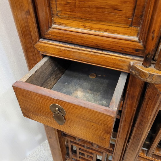 Image 1 of Mueble / Armario “Gabinete de erudito”, madera de olmo, trabajo de celosía, Dinastía Qing, s. XIX – China