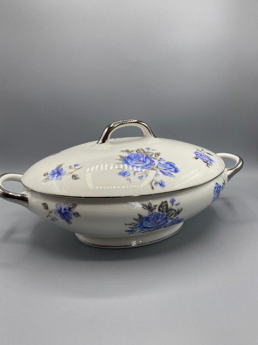 Grote afgedekte porseleinen groenteschaal met blauwe rozen. – decoratieve objecten, Porcelain, Silver
