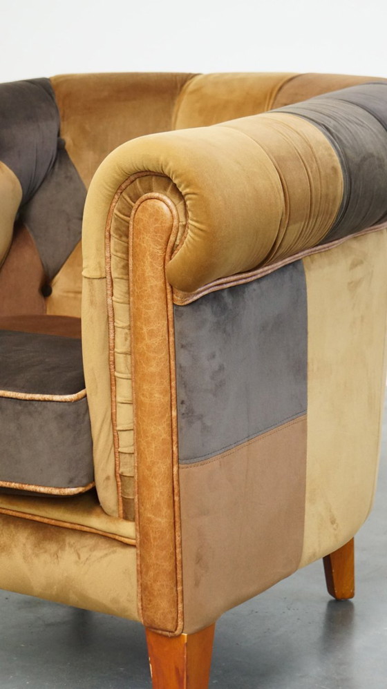 Image 1 of In zeer goede staat verkerende unieke stoffen patchwork chesterfield clubfauteuil in Engelse stijl