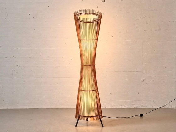 Image 1 of Franse vloerlamp van lichtgekleurd rotan en bamboe, jaren 60/70.