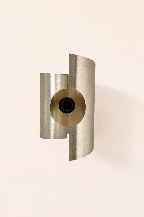 Image 1 of Een paar vintage wandlampen van licht verguld geborsteld metaal, Frankrijk 1970.
