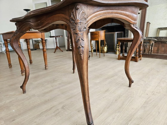Image 1 of Table ancienne avec pieds élégants