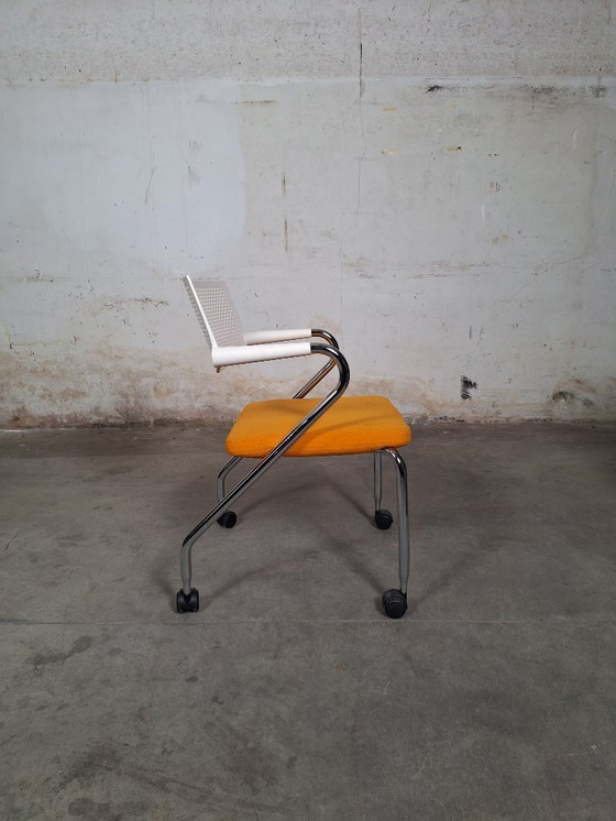 Image 1 of Vitra Visavis / Visavis 2 bureaustoel met wielen – wit en oranje
