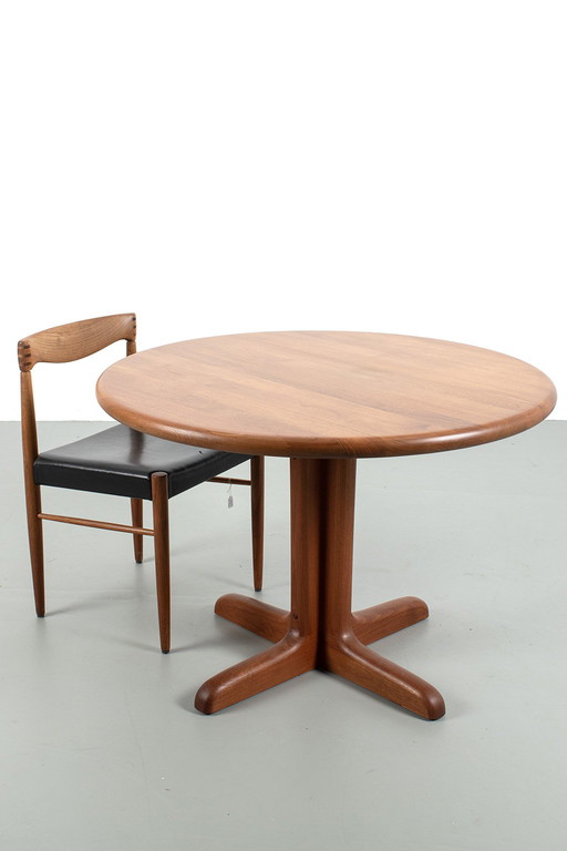 Ronde Deense eettafel, vol teak hout.