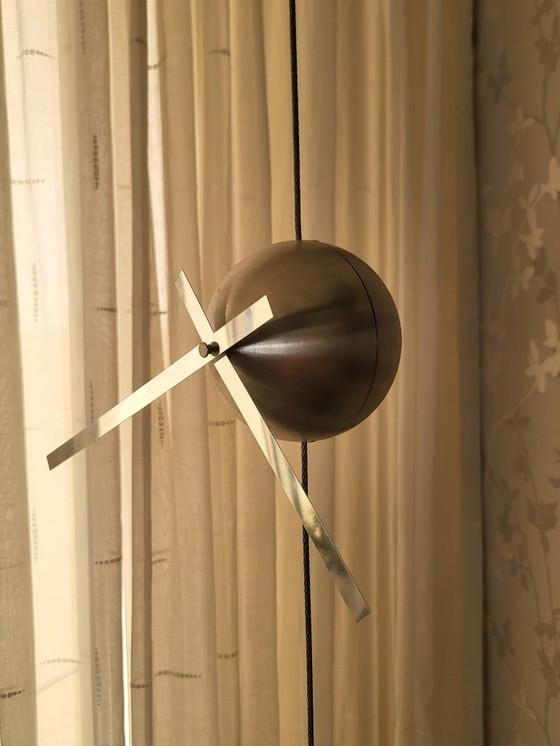 Image 1 of Uhr aus gebürstetem Edelstahl; hängt von der Decke