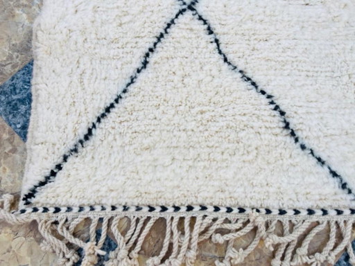 Alfombra bereber de lana natural de 250 cm x 150 cm.