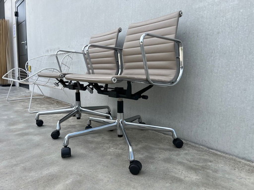 2x Vitra Eames EA117 office chair