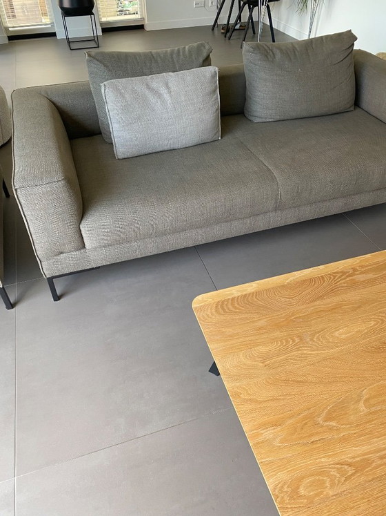 Image 1 of Divano modello Aikon in stock con pouf/ottomana con gambe nere