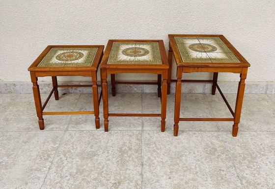 Image 1 of Set di 3 tavolini da caffè impilabili in teak e ceramica, Danimarca, 1960