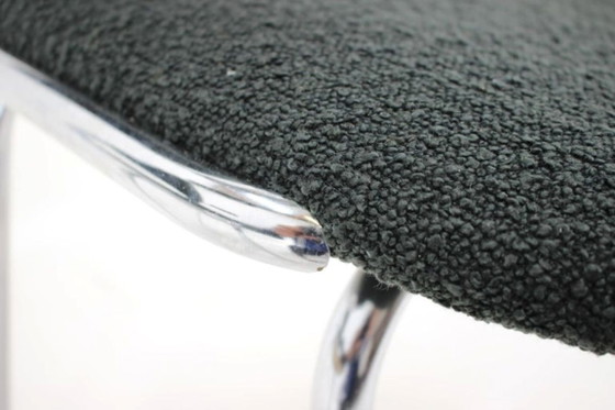 Image 1 of Een paar Tsjechische fauteuils uit de jaren 70, gemaakt van verchroomd buisvormig staal en bekleed met donkere bouclé-stof.