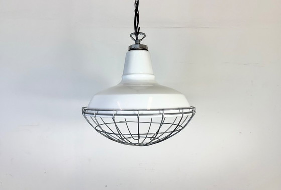 Image 1 of Industriële witte geëmailleerde fabriekshanglamp van Benjamin USA, jaren 60