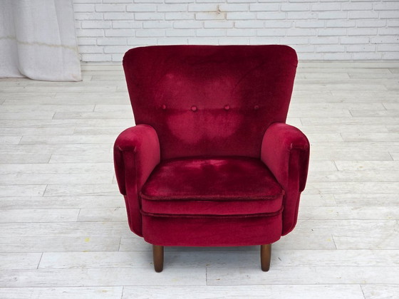 Image 1 of Fauteuil danois des années 60, velours d'ameublement rouge cerise, pieds en bois de hêtre.