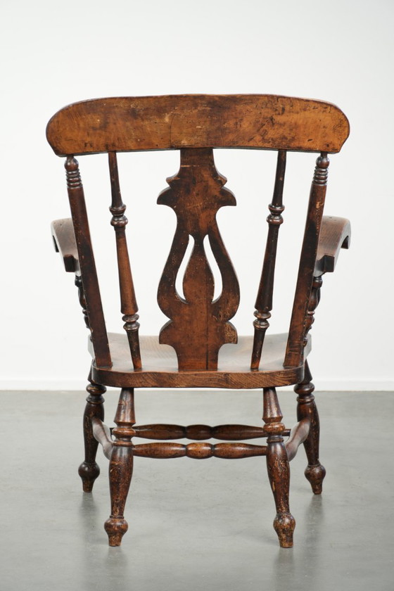 Image 1 of Antiker englischer Windsor-Spindelstuhl aus Holz mit einer wunderschönen Farbgebung aus dem frühen 19. Jahrhundert