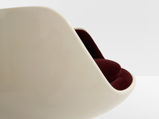 Image 1 of Eero Aarnio paar cognackleurige stoelen van glasvezel en alpacafluweel, 1967