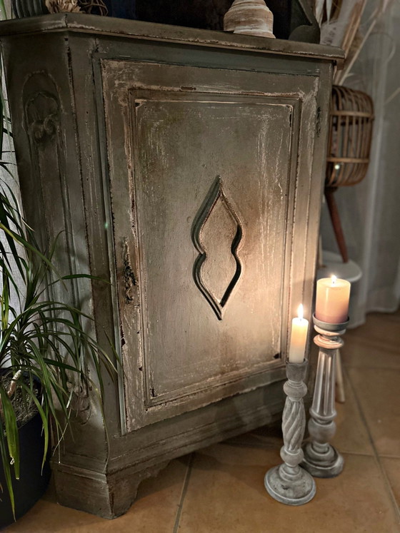 Mobile angolare antico patinato grigio-verde, Fascino bohémien e vintage, Vetrine, Legno (foto 4 di 15)