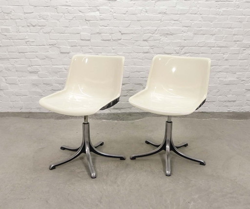 Mid-Century Set of Two White Osvaldo Borsani ‘Modus’ Fiberglass and Aluminium Desk Side Chairs for Tecno, Italy, 1970s. 