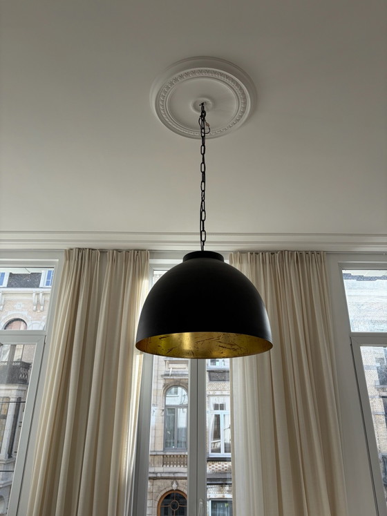 Zwarte design-hanglamp met gouden binnenzijde, Hanglampen, Metaal (foto 2 van 5)