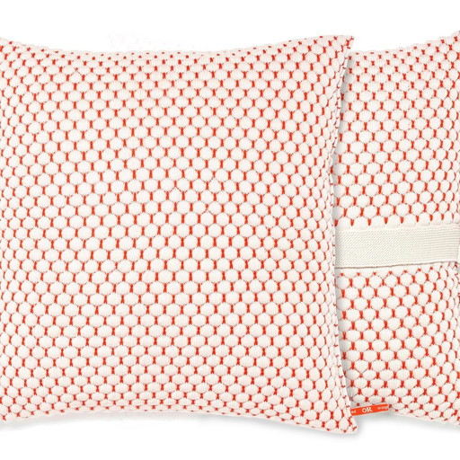 Coussin tricoté orange ou rouge par Marieke van Heck