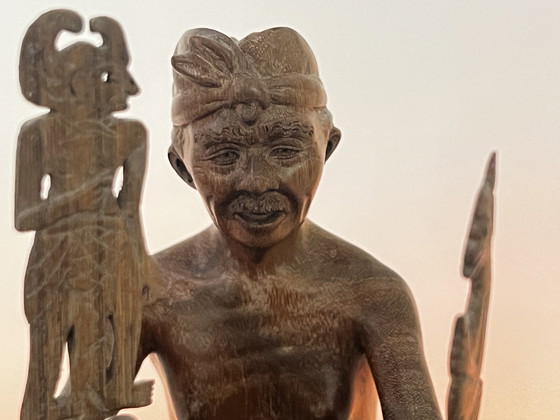 Image 1 of Grande sculpture en bois balinaise d'un marionnettiste de Danang