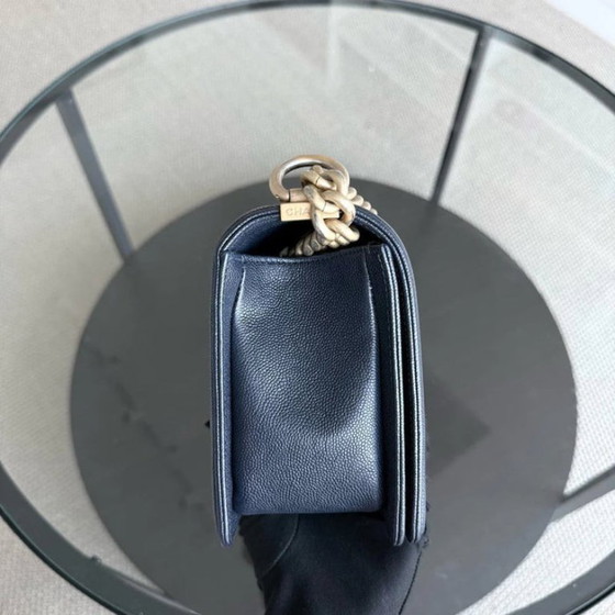 Image 1 of Chanel Boy Medium - Caviar 25CM Gewatteerd Donkerblauw Goudkleurige Hardware Serie 25