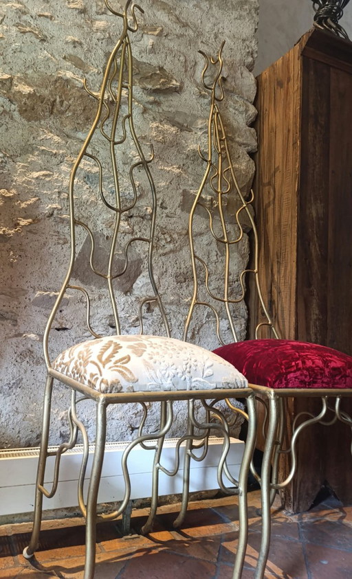 Pair of sculptural David Emery chairs in gilded metal – eetkamerstoelen