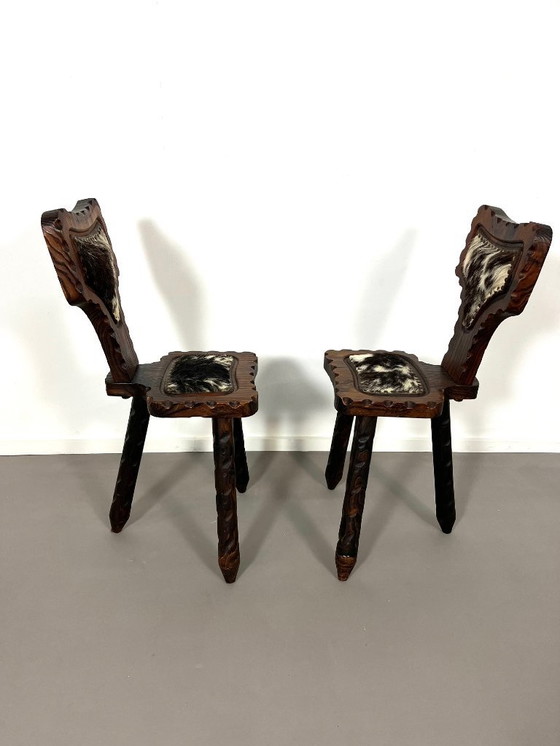 Image 1 of Brutalistische spanische Dreibeinstühle mit Kuhfellbezug aus den 1960er Jahren