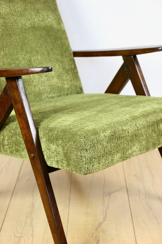 Image 1 of Poltrona classica Var B-310, stile vintage anni '60, in velluto strutturale color oliva e legno scuro.