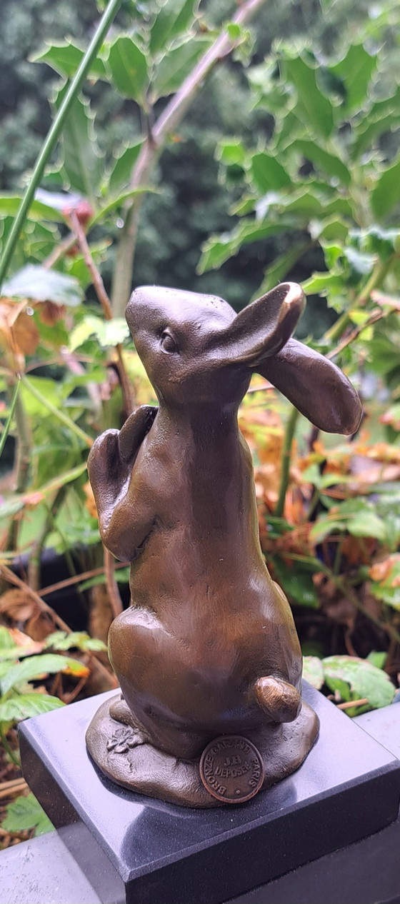 Bronzestatue eines Hasen mit Karotte – Bildhauerei (photo 6 of 9)