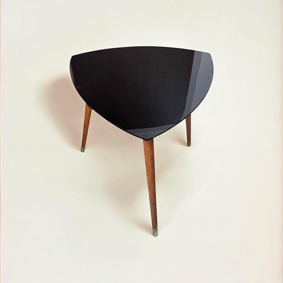 Image 1 of Niervormige bijzettafel met zwart glazen blad, gemaakt in Duitsland in de jaren 1960