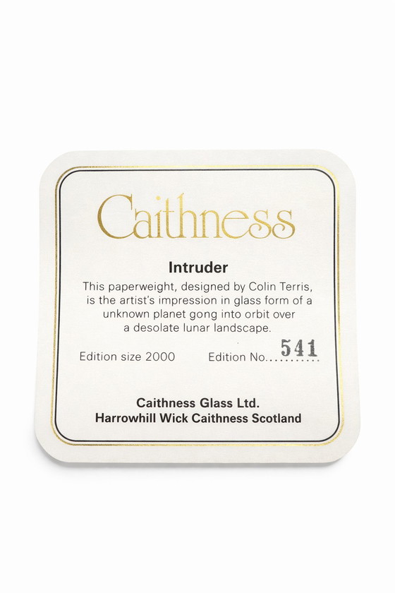Image 1 of Pisapapeles de cristal artístico Caithness "Intruder", una pieza rara – Edición limitada 541/2000 de Colin Terris