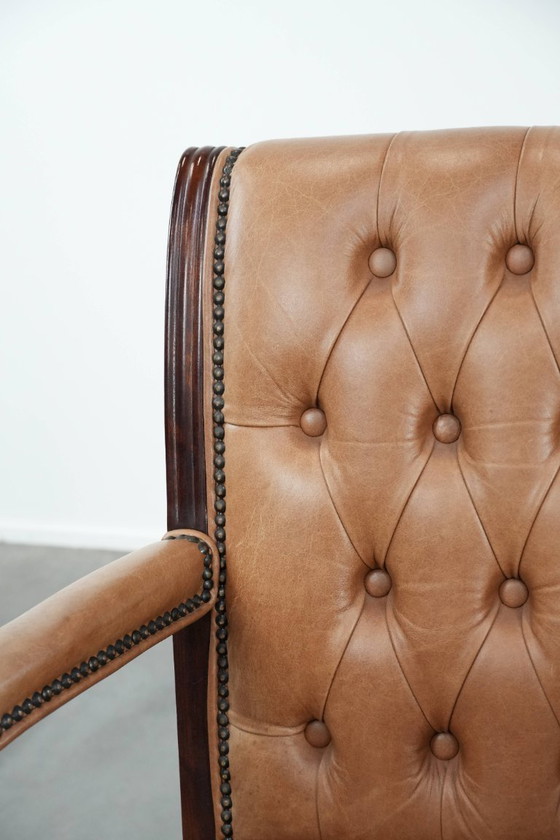 Image 1 of Rundleren en houten swiffel en tilt chesterfield bureaustoel in Engelse stijl op wieltjes