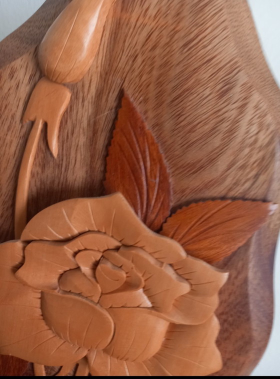 Image 1 of EXCEPCIONAL ESCULTURA DE PARED – Escultura de pared 3D "Rosa y su capullo" – Firmada por Ngor Hân – Arte en taracea – 41 cm