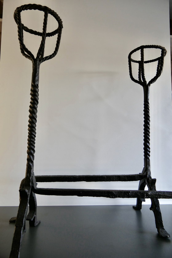 Image 1 of Paire de grands fers à repasser ou boules à feu en fer forgé (Andier)