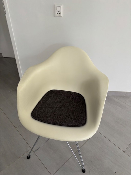 2x Vitra DAR stoelen