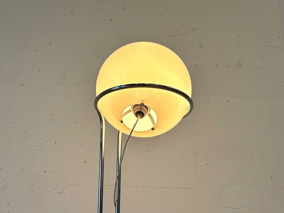 Image 1 of Lampadaire de style Space Age avec globe en verre opale et structure chromée, années 1970