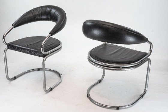 Image 1 of Een paar stoelen van chroom en kunstleer van Giotto Stoppino. Italië, jaren 70.