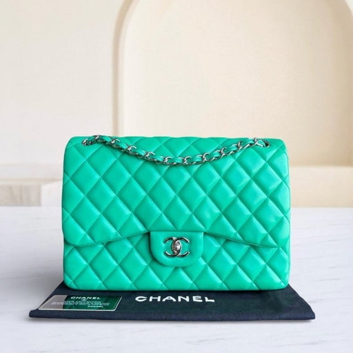 Borsa Chanel Classic Flap Jumbo - Doppia patta 30 cm in pelle di agnello trapuntata verde con finiture argentate, serie 16